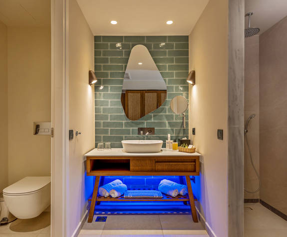Minos Ambassador Deluxe Junior Suite Bathroom