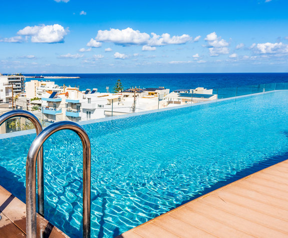 The Pool and the View of the City you Can Enjoy