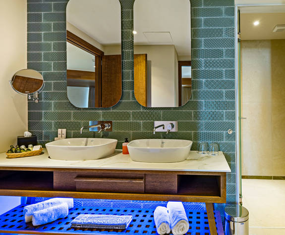 Minos Ambassador Suite Bathroom