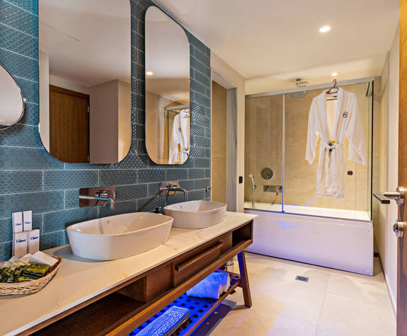 Minos Ambassador View Full Bathroom View